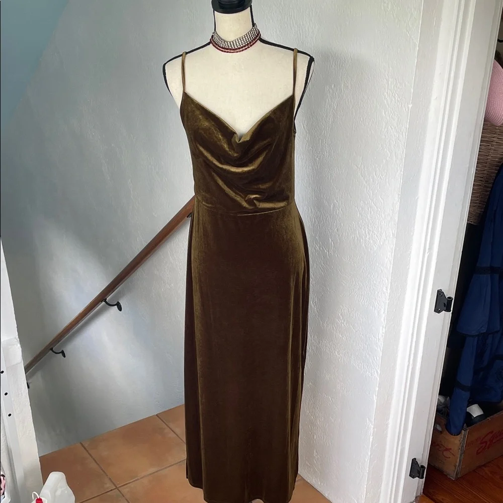 Taylor NWOT Long Elegant Velvet Dress in‎ Olive Green Size 8